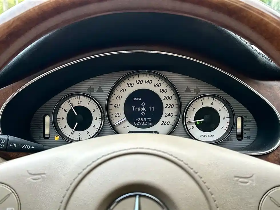 Mercedes-Benz CLS 2010 — фото 18