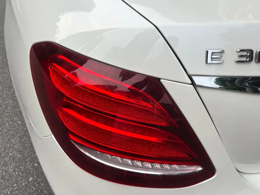 Mercedes-Benz E-Class 2017 — фото 11