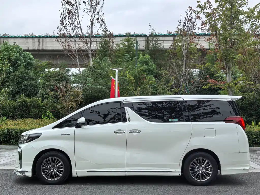 Toyota Alphard 2023 — фото 7