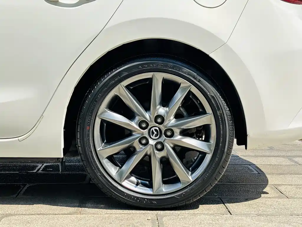 Mazda 3 Axela 2018 — фото 15