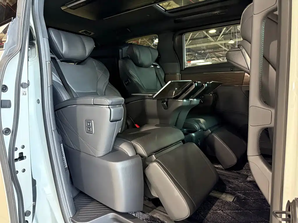 Toyota Alphard 2024 — фото 11