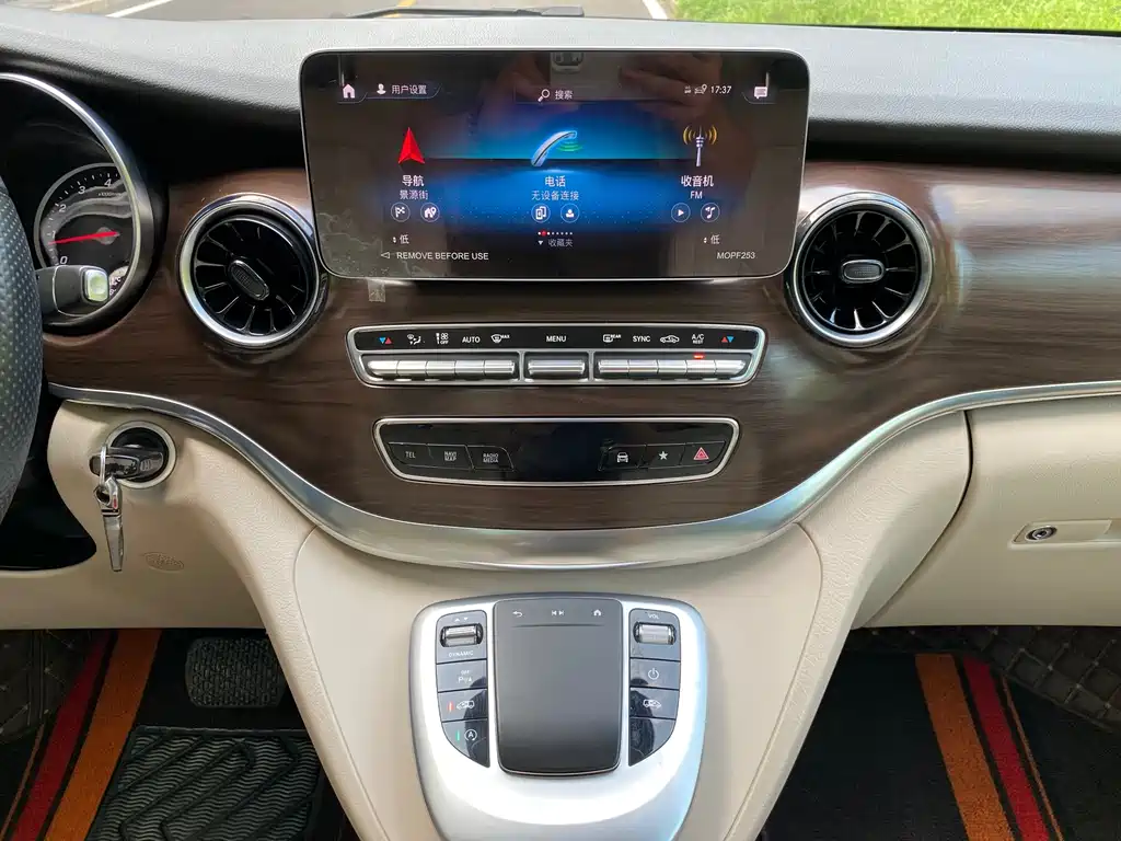 Mercedes-Benz V-Class 2023 — фото 18