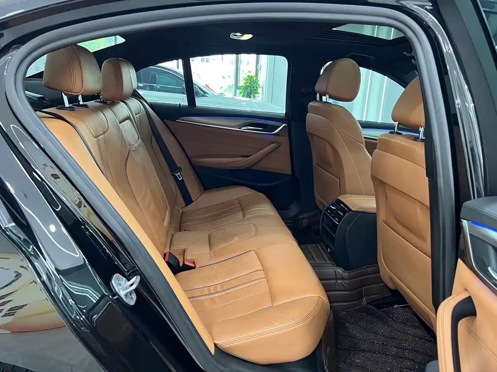 BMW 5 Series 2018 — фото 11