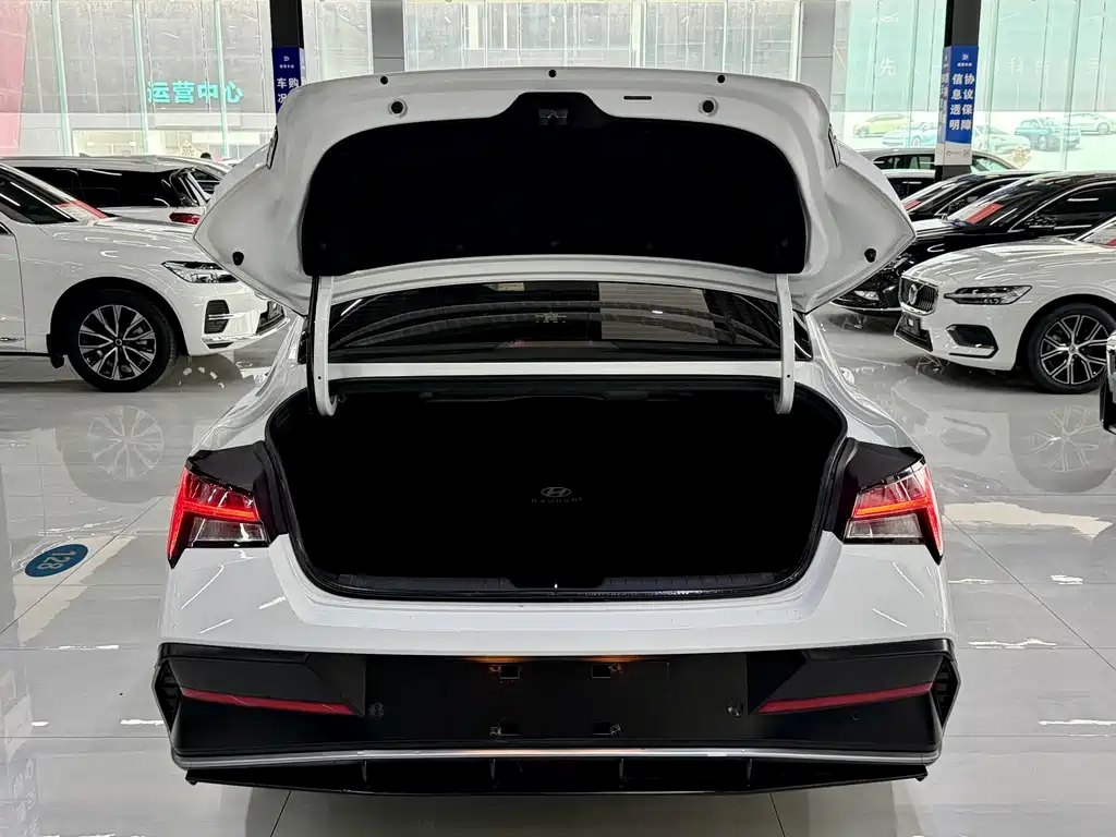 Hyundai Elantra 2023 — фото 13