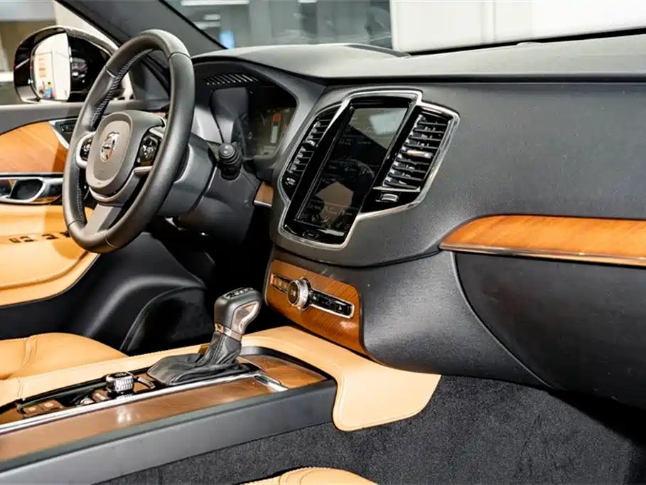 Volvo XC90 2018 — фото 21