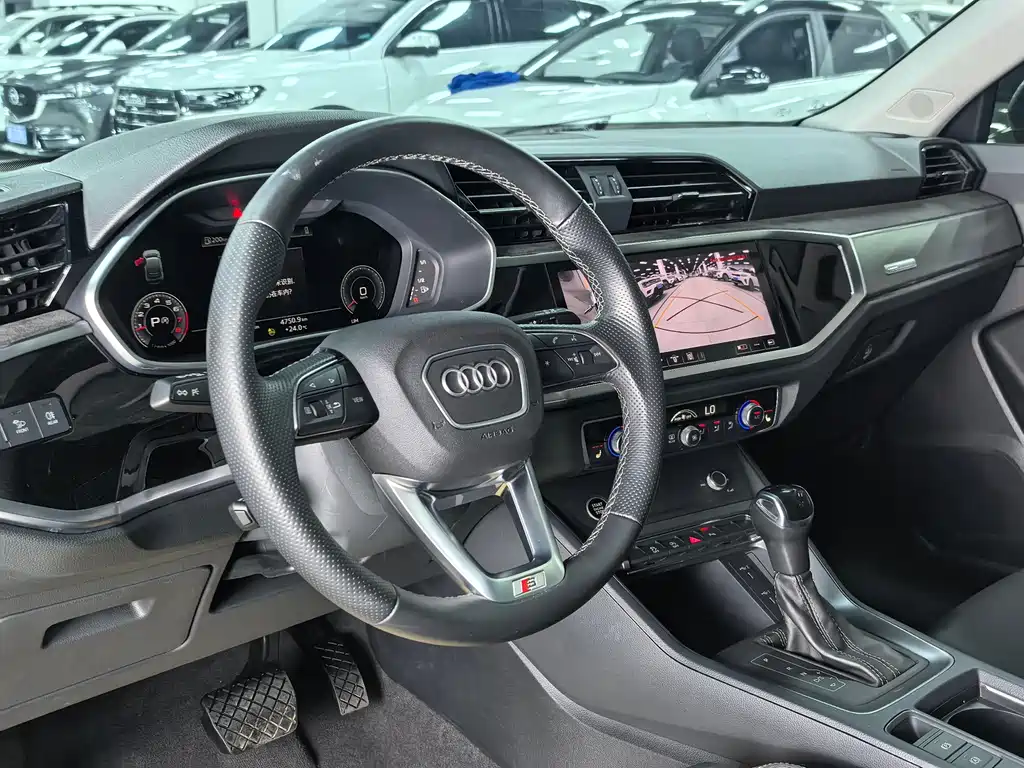 Audi Q3 Sportback 2023 — фото 11