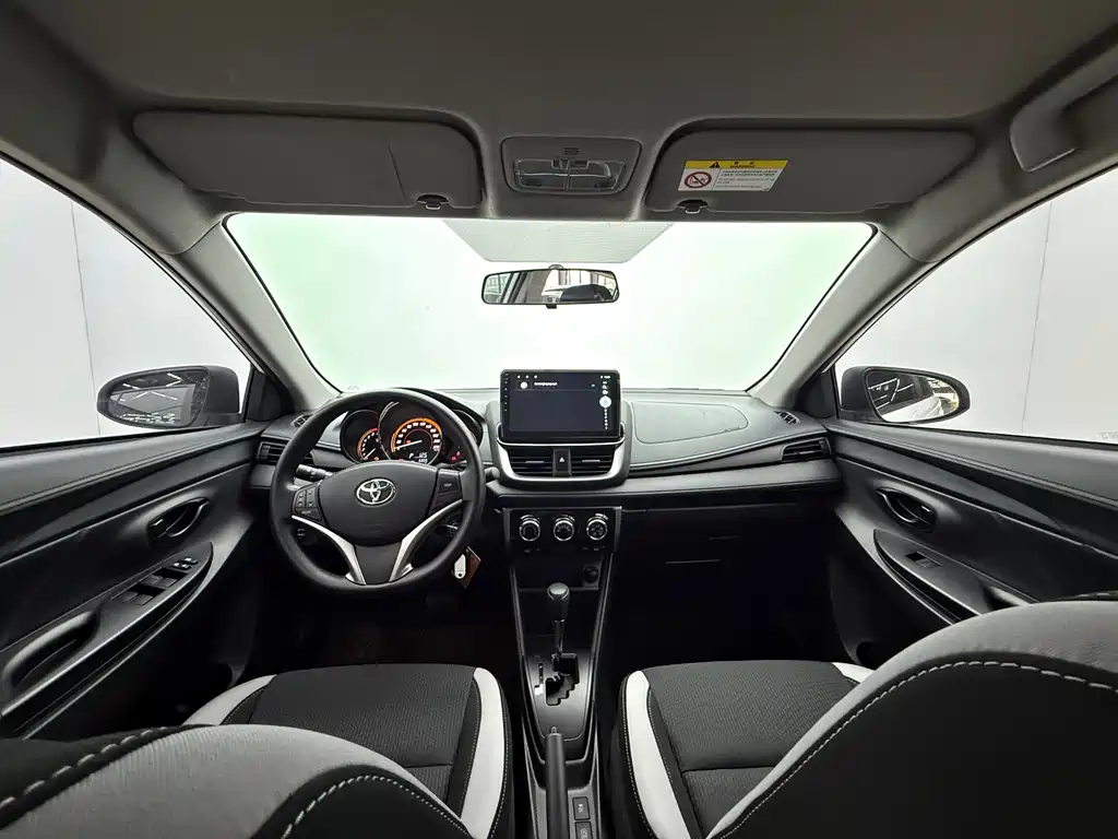 Toyota Yaris L 2022 — фото 10