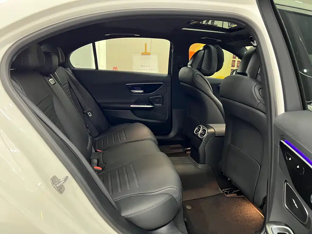 Mercedes-Benz C-Class 2025 — фото 12