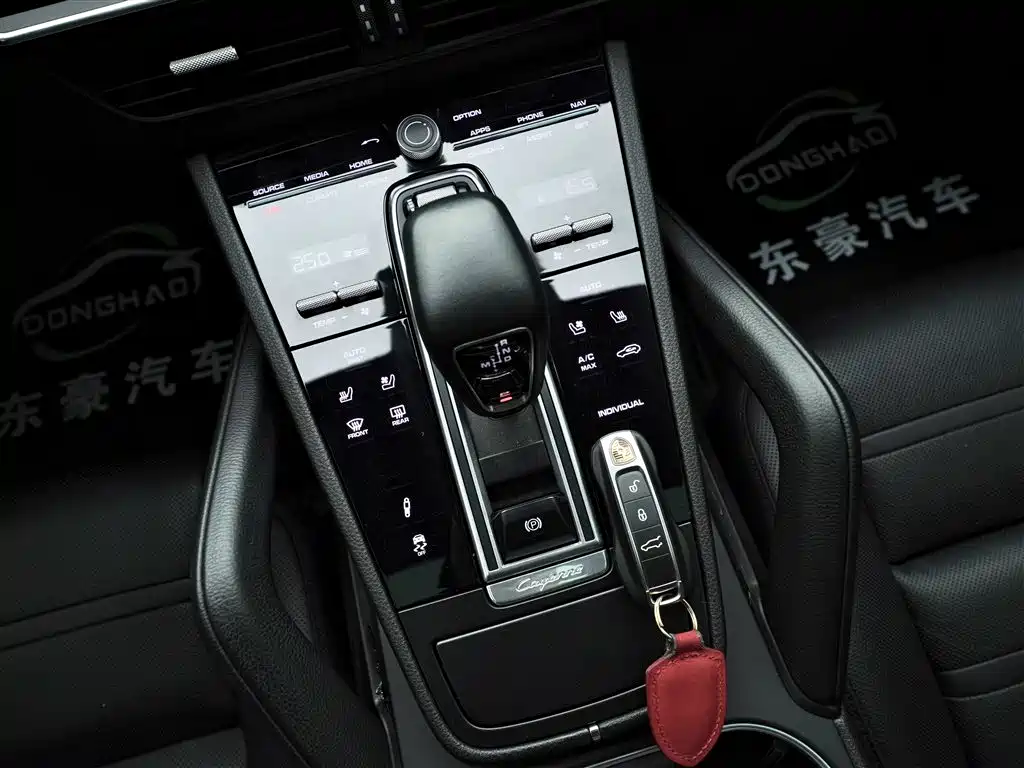 Porsche Cayenne Hybrid 2019 — фото 15