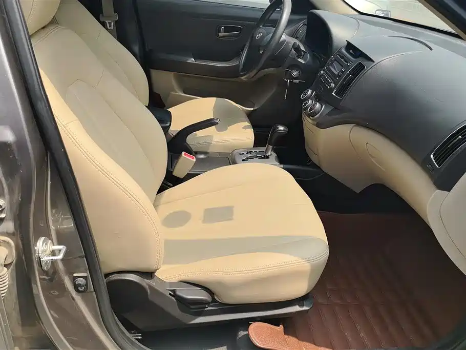Hyundai Elantra 2015 — фото 8