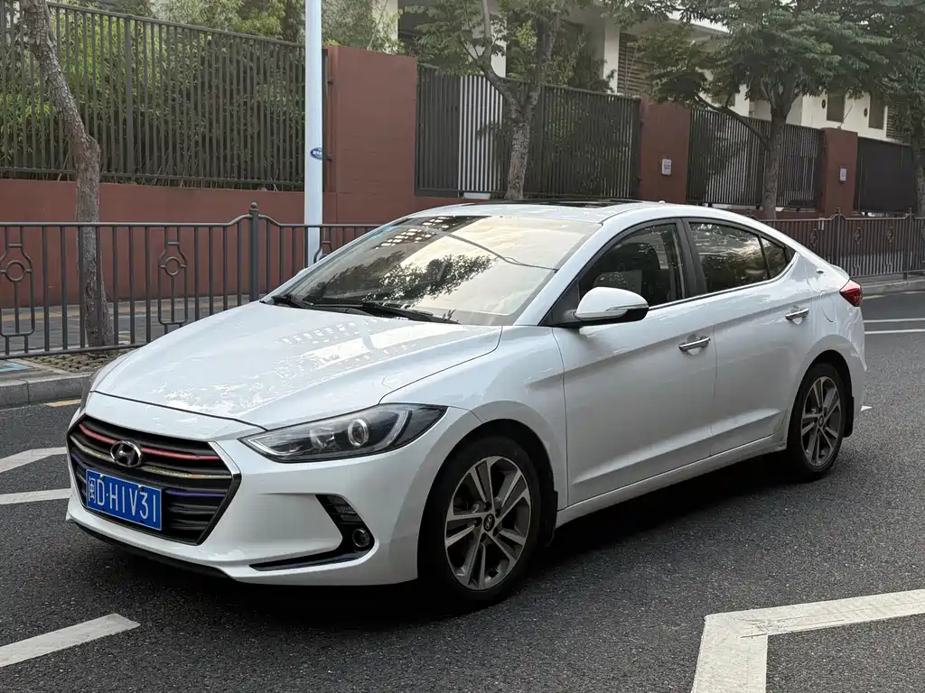 Hyundai Elantra 2018 — фото 1