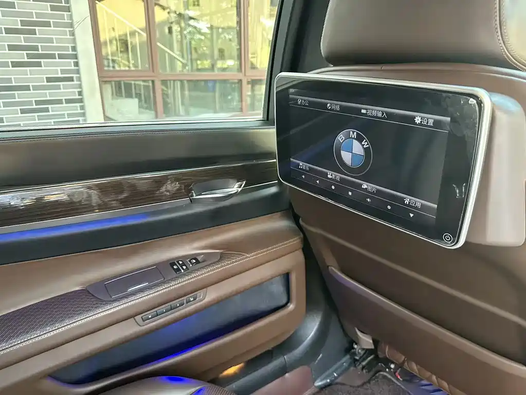 BMW 7 Series 2011 — фото 19