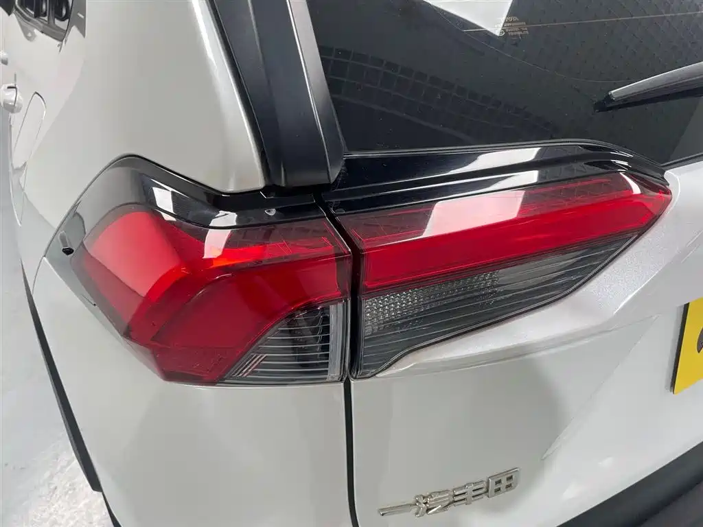 Toyota RAV4 2021 — фото 16