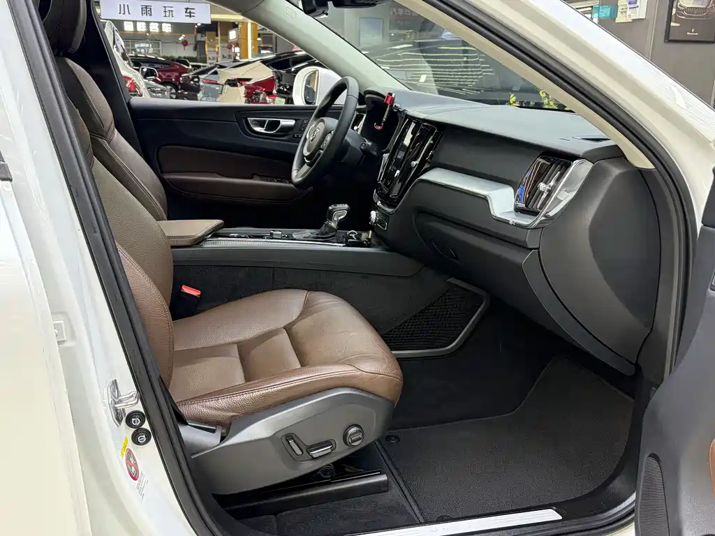 Volvo XC60 2020 — фото 21