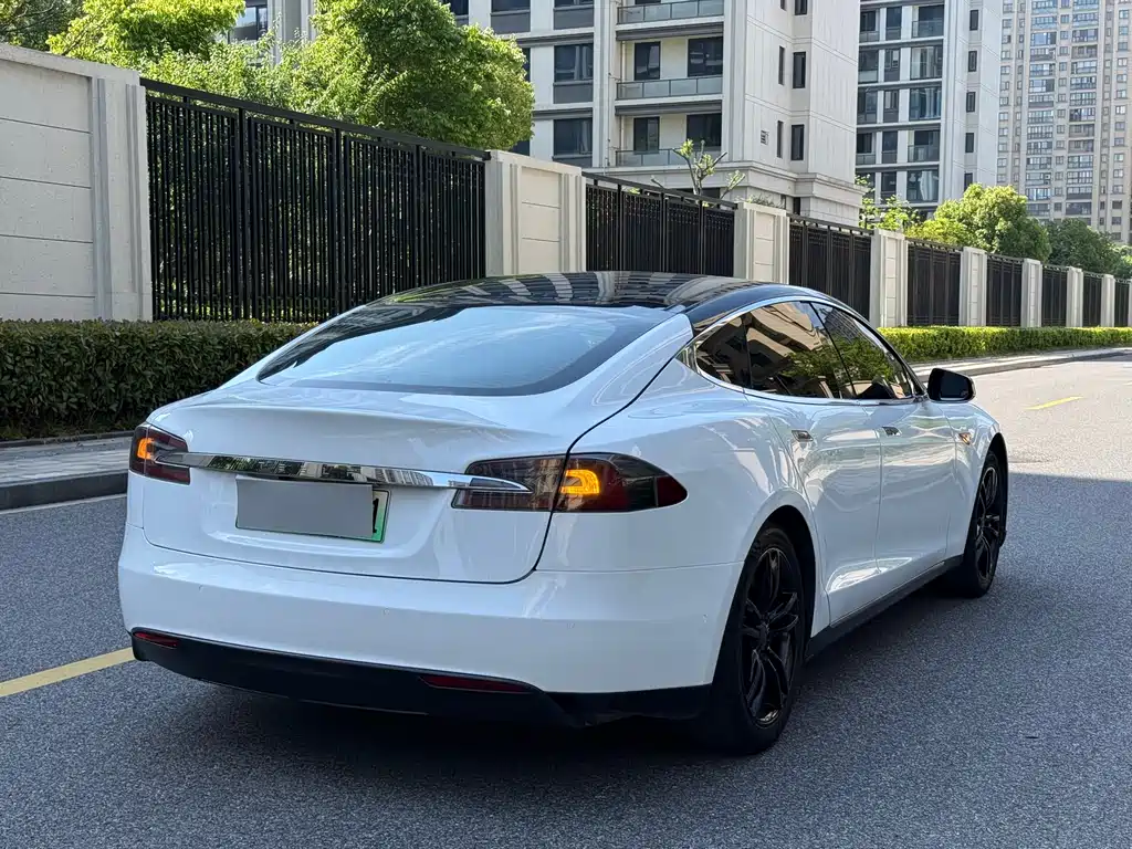 Tesla Model S 2014 — фото 6