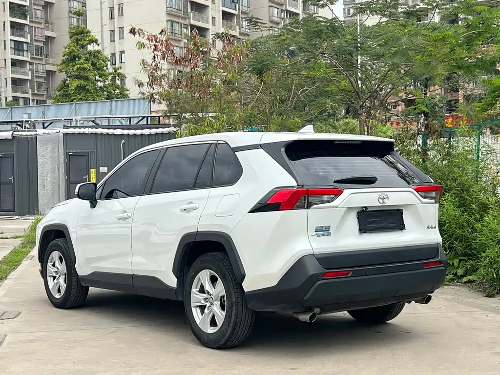 Toyota RAV4 2023 — фото 8