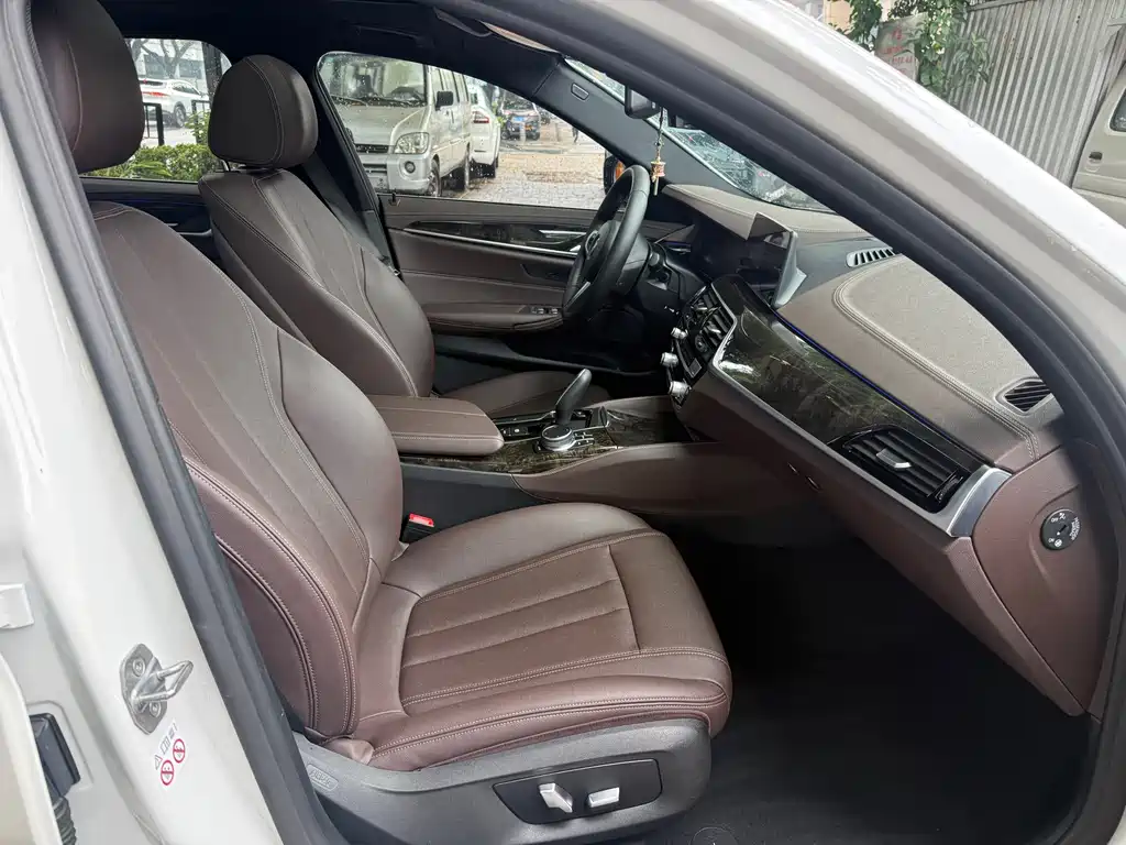 BMW 5 Series 2020 — фото 16