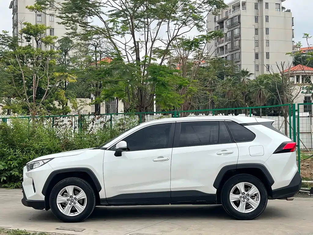 Toyota RAV4 2023 — фото 3