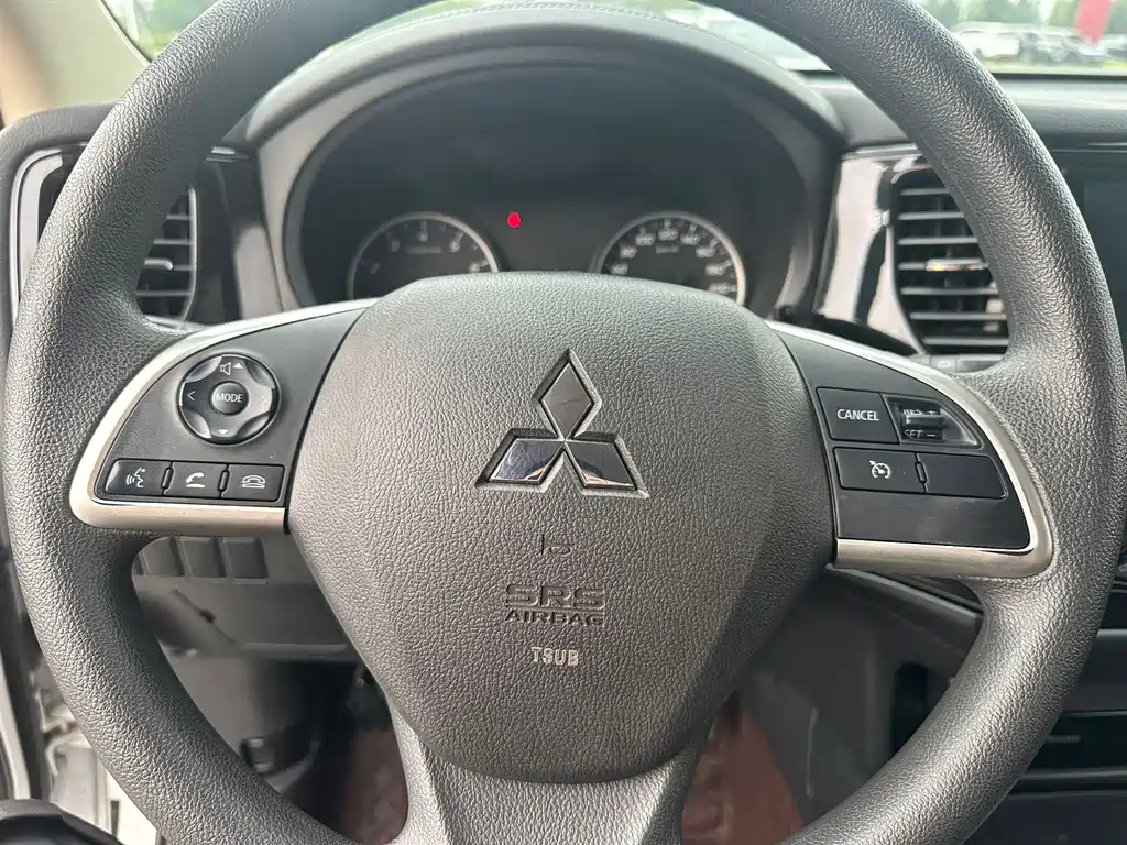 Mitsubishi Outlander 2022 — фото 13