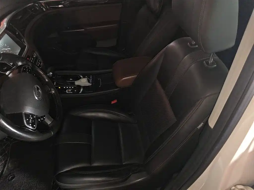 GAC Motor Trumpchi GS8 2017 — фото 15