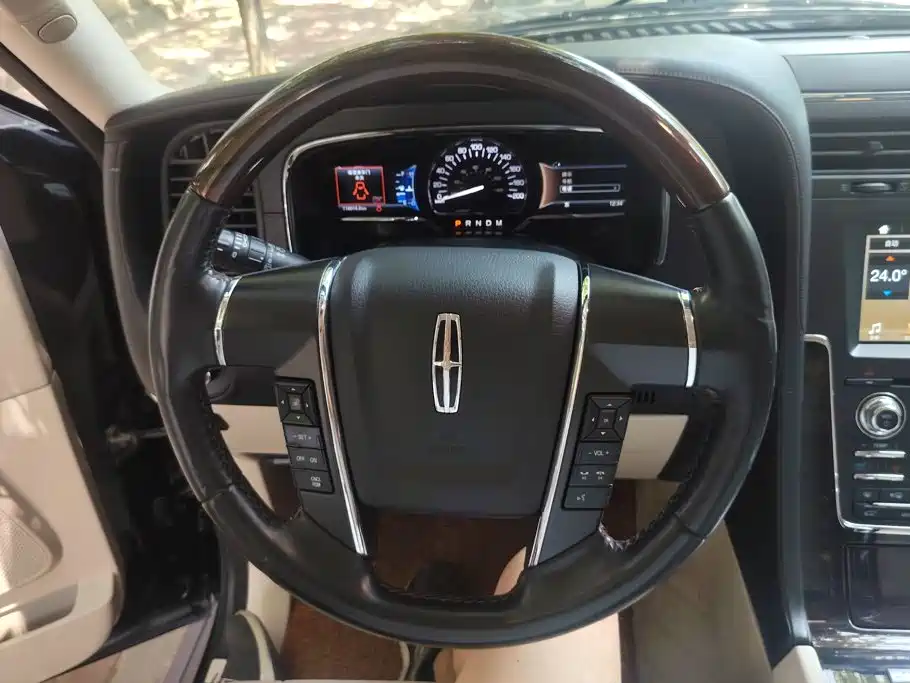 Lincoln Navigator 2018 — фото 15