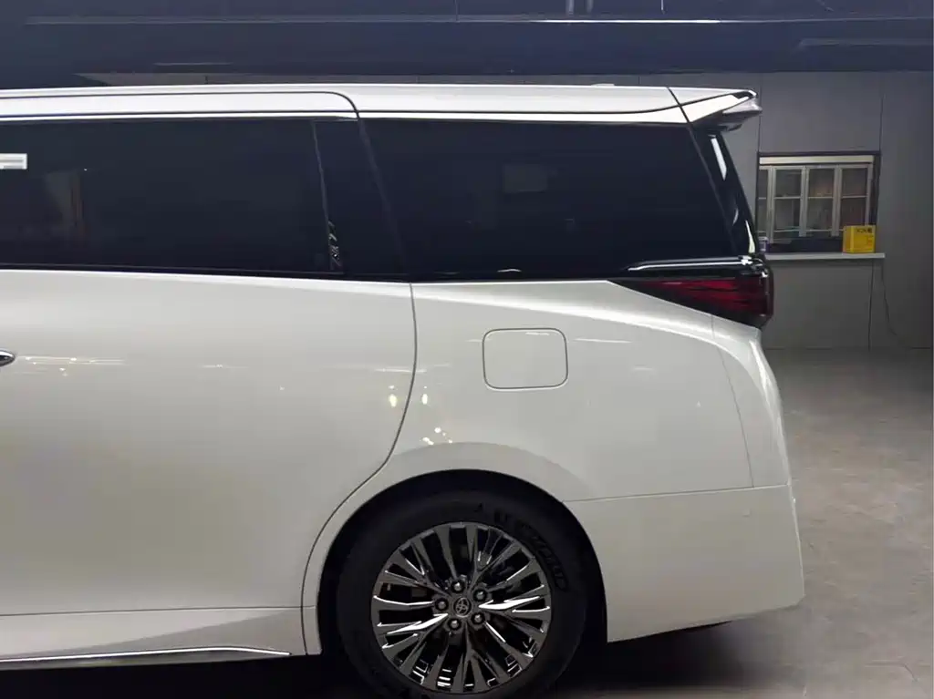 Toyota Alphard — фото 10