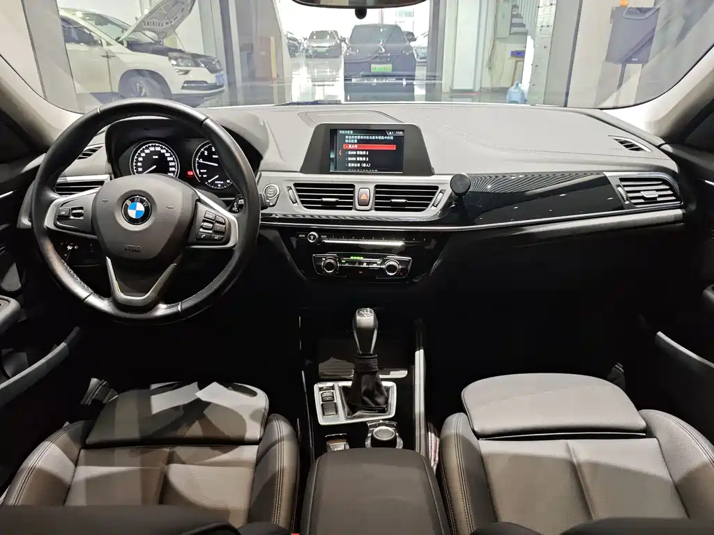 BMW 1 Series 2018 — фото 13