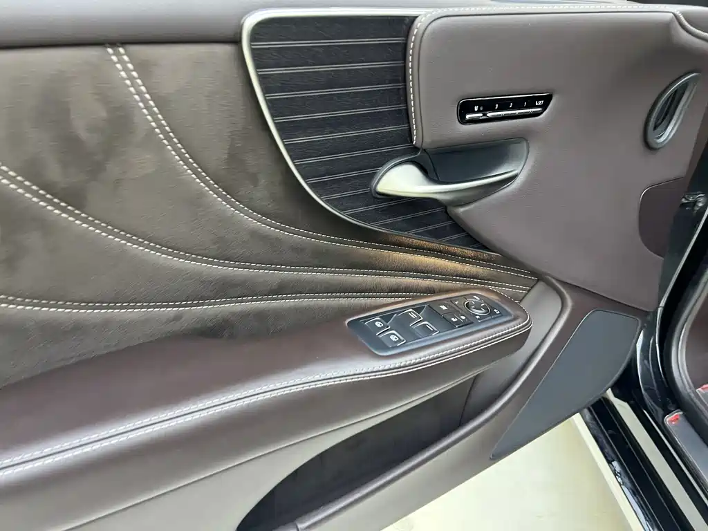 Lexus LS 2020 — фото 18