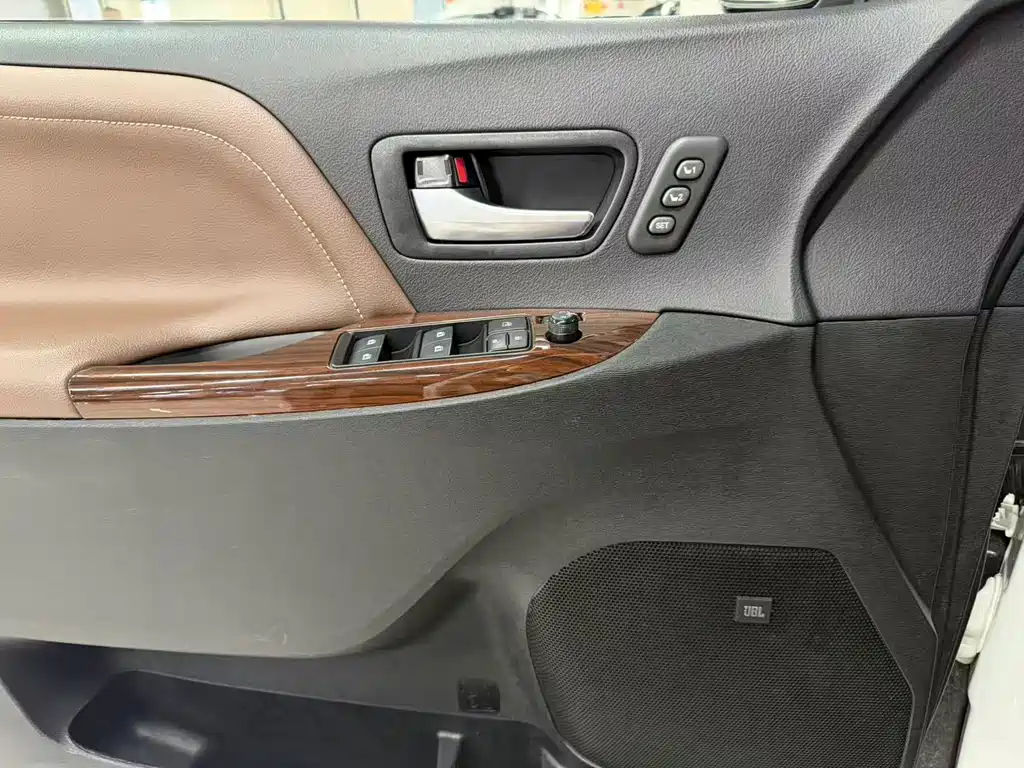 Toyota Sienna 2017 — фото 13