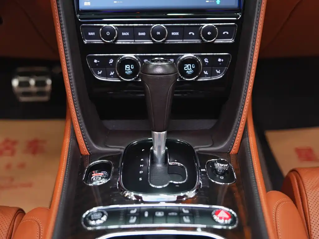Bentley Flying Spur 2018 — фото 20