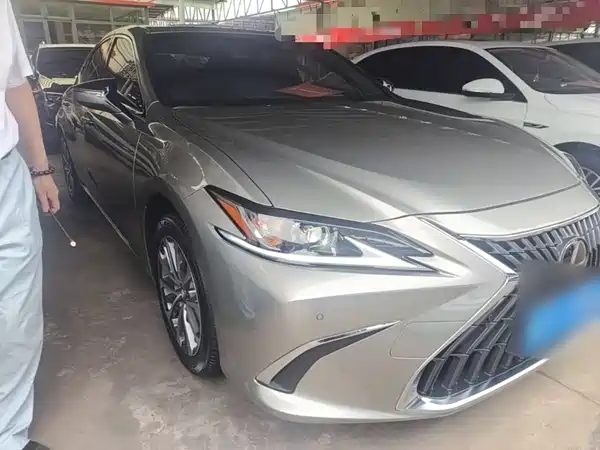 Lexus ES 2022
