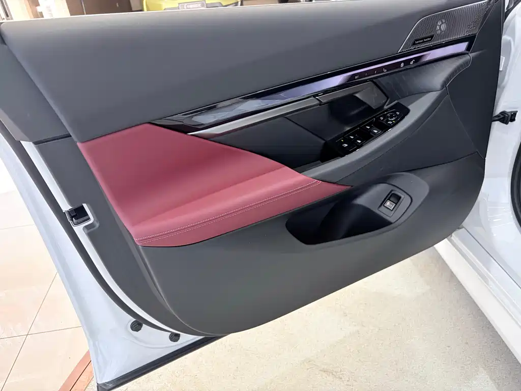 BMW 5 Series 2025 — фото 10