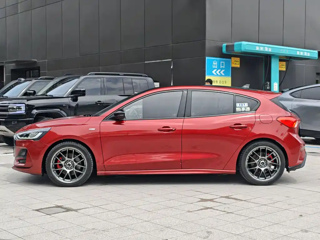 Ford Focus 2022 — фото 10