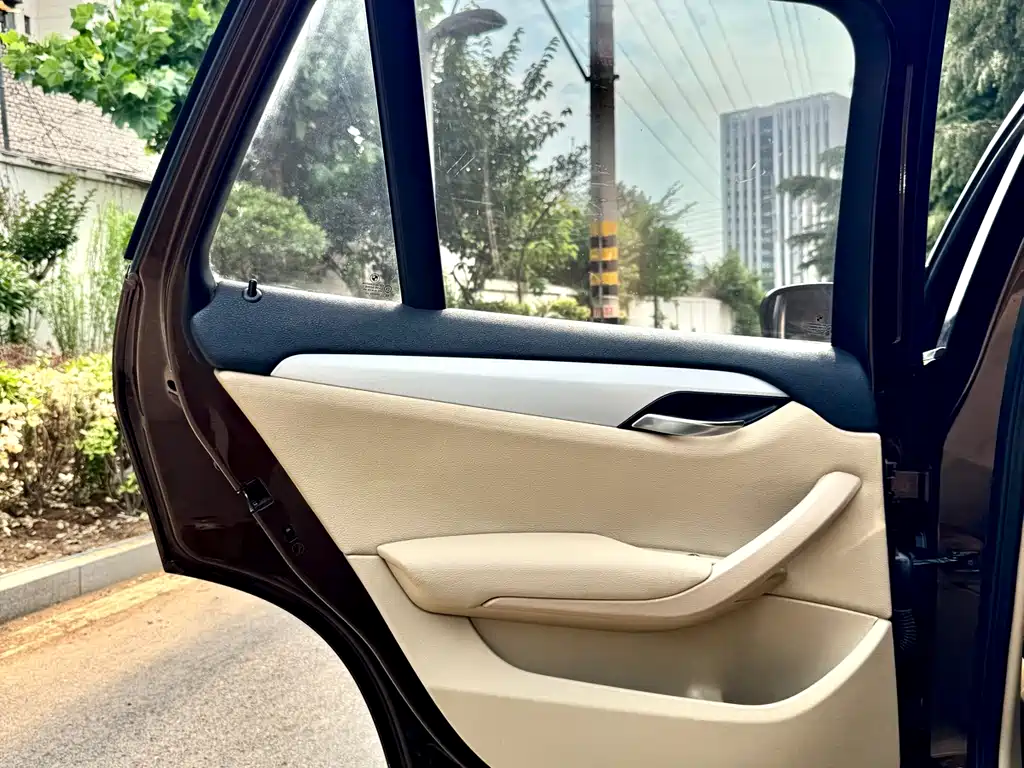 BMW X1 2012 — фото 12