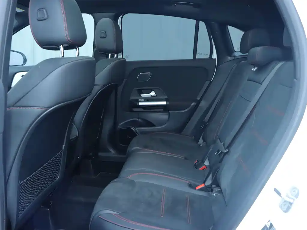 Mercedes-Benz GLA AMG 2025 — фото 15