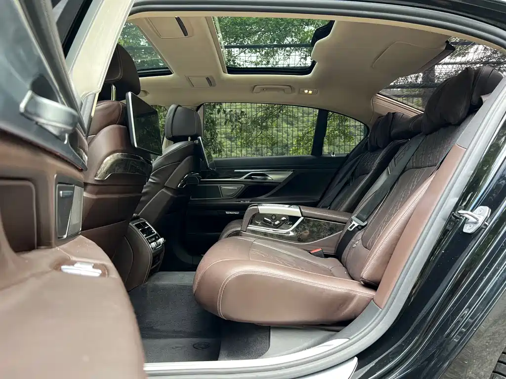 BMW 7 Series 2018 — фото 15