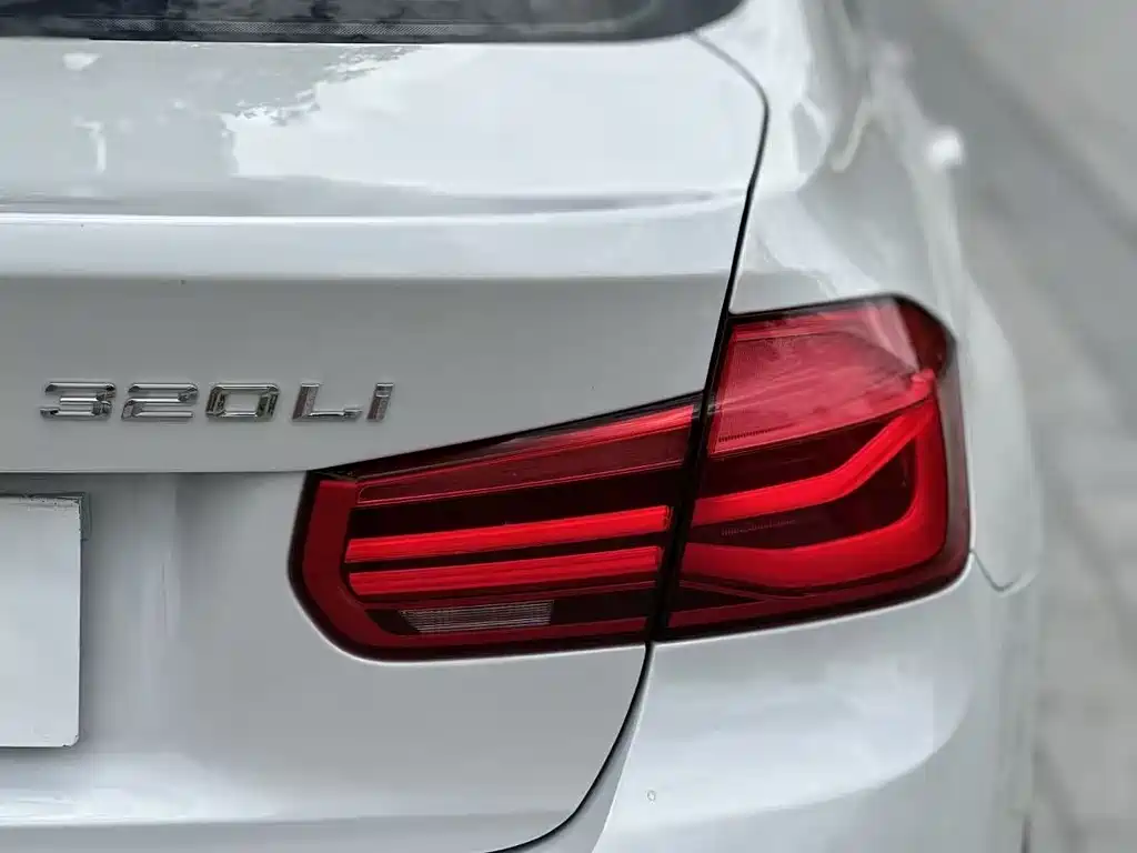 BMW 3 Series 2018 — фото 13