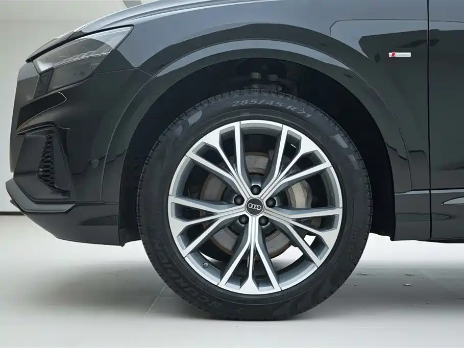 Audi Q8 2023 — фото 16