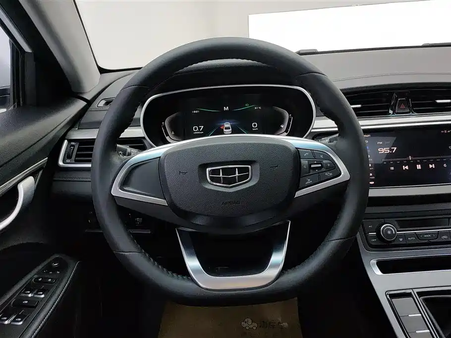 Geely Emgrand 2019 — фото 15