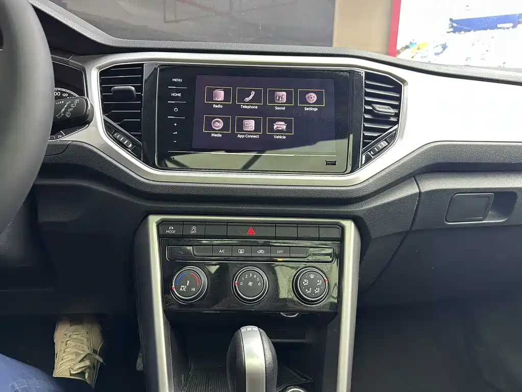 Volkswagen T-Roc 2023 — фото 13