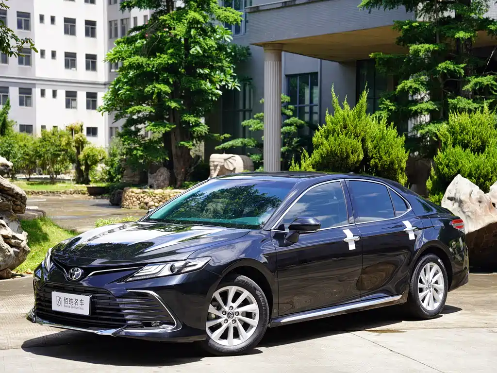 Toyota Camry 2023 — фото 1