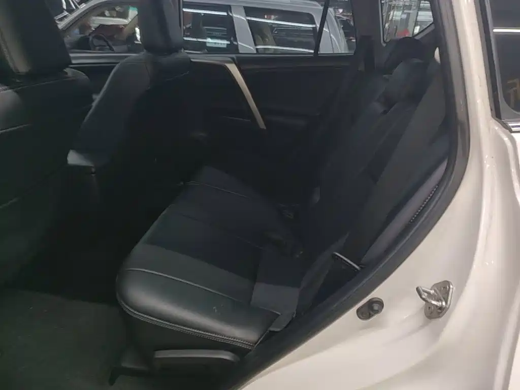 Toyota RAV4 2017 — фото 17