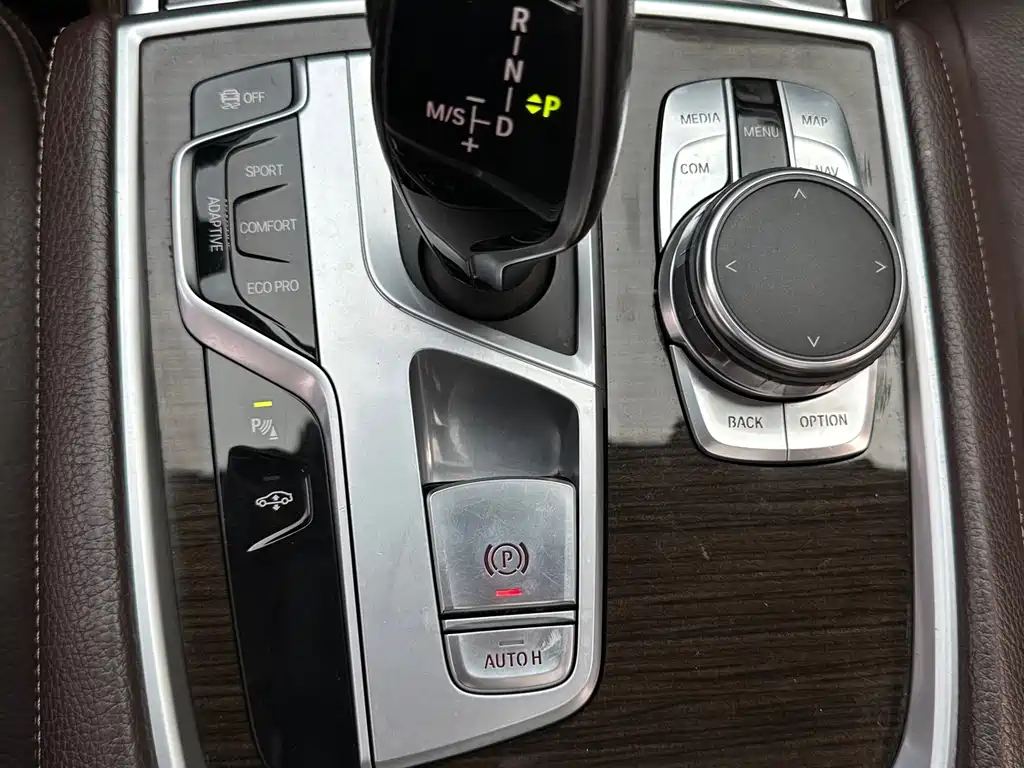 BMW 7 Series 2017 — фото 14