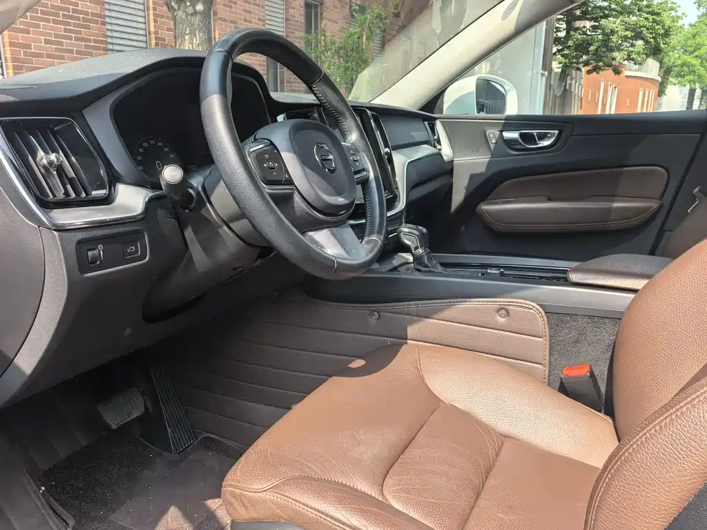 Volvo XC60 2020 — фото 11