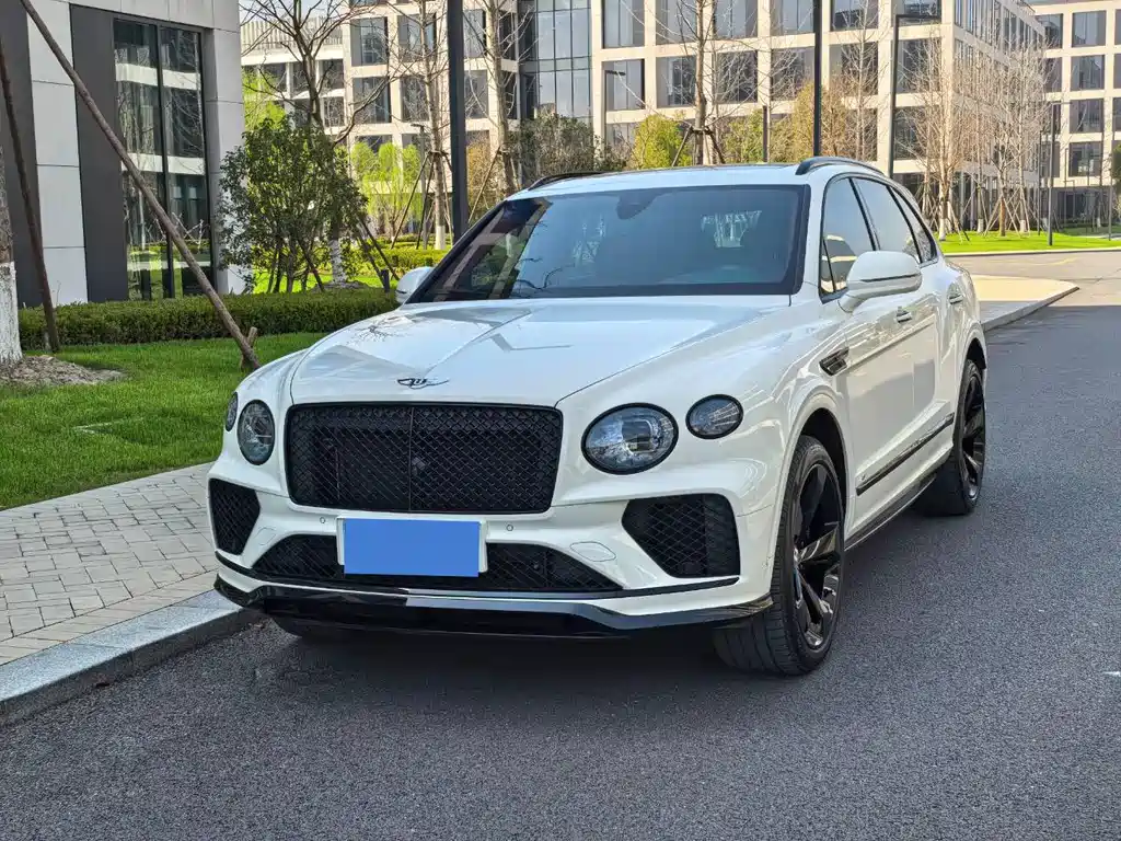 Bentley Bentayga 2023 — фото 1