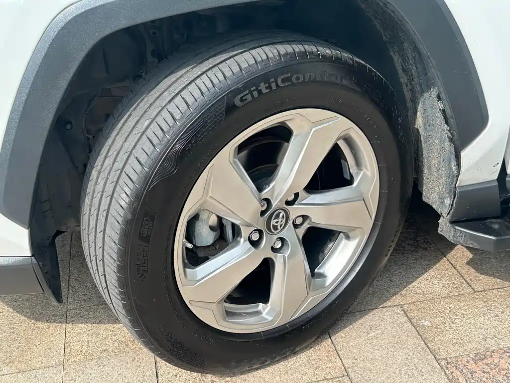 Toyota RAV4 2021 — фото 17