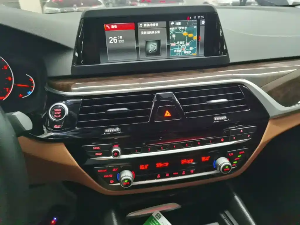 BMW 5 Series 2017 — фото 13