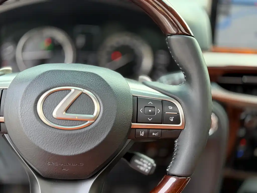 Lexus LX 2017 — фото 16