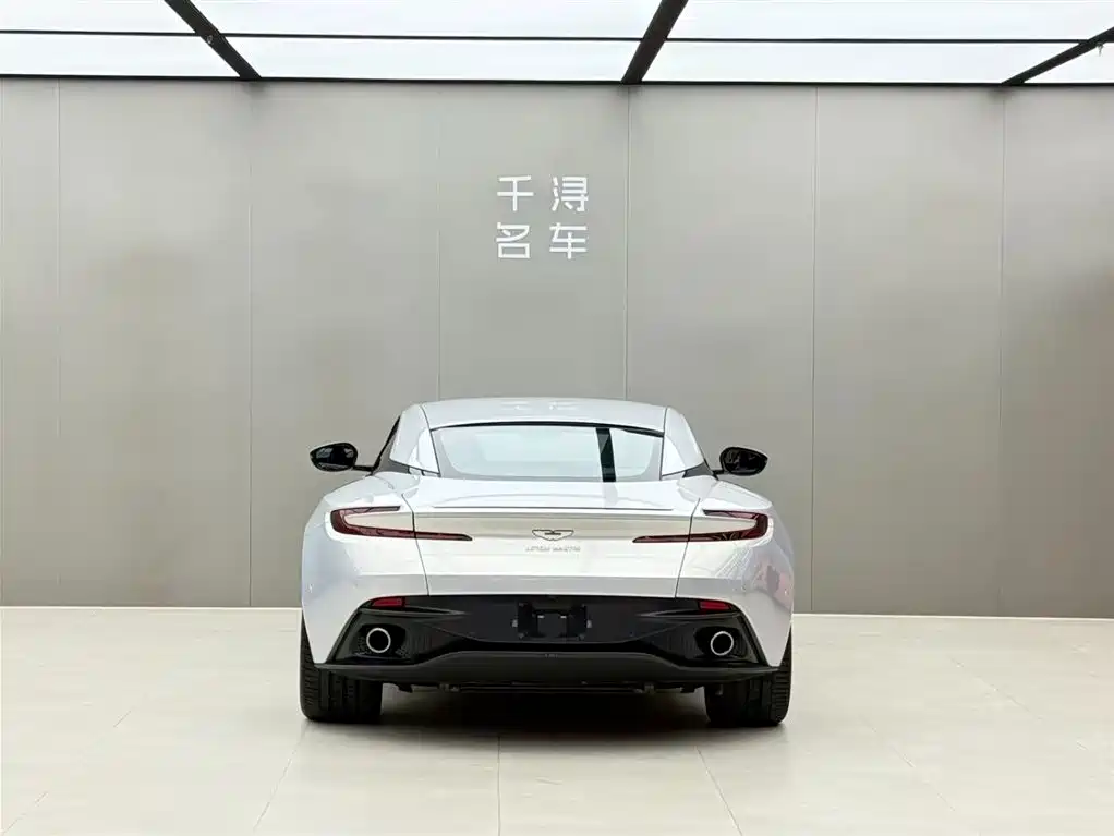 Aston Martin DB11 2019 — фото 15