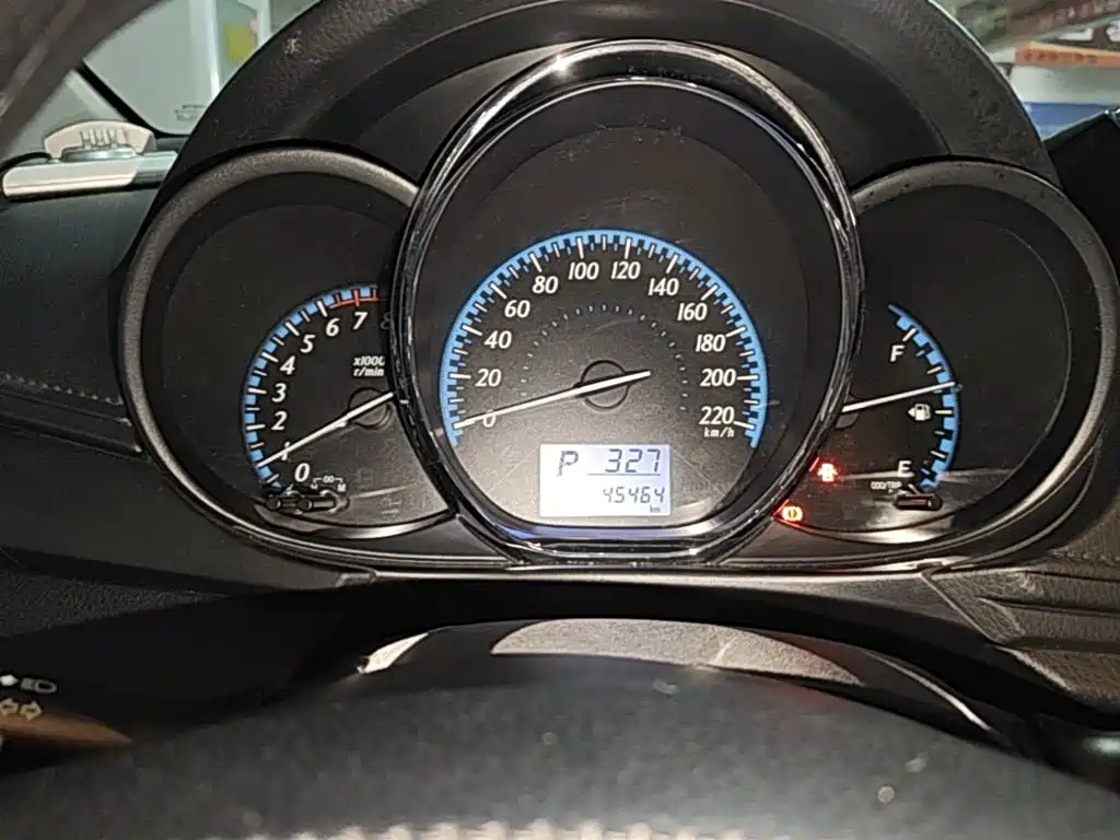 Toyota Yaris L 2016 — фото 12